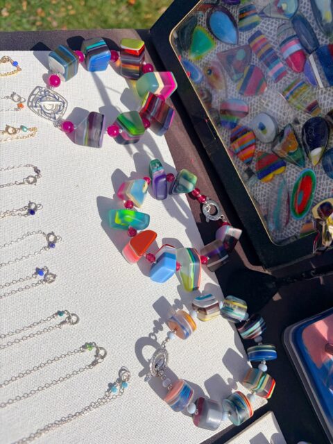 πββοΈππββοΈ
Captured this pic last weekend while up in Rhode Island. Some beautiful SURFITE bracelet designs & cabs. DM me if you see something you like.
π€©
#surfite #surfiterough #surfstone #surfitejewelry #zacharybloomjewelry