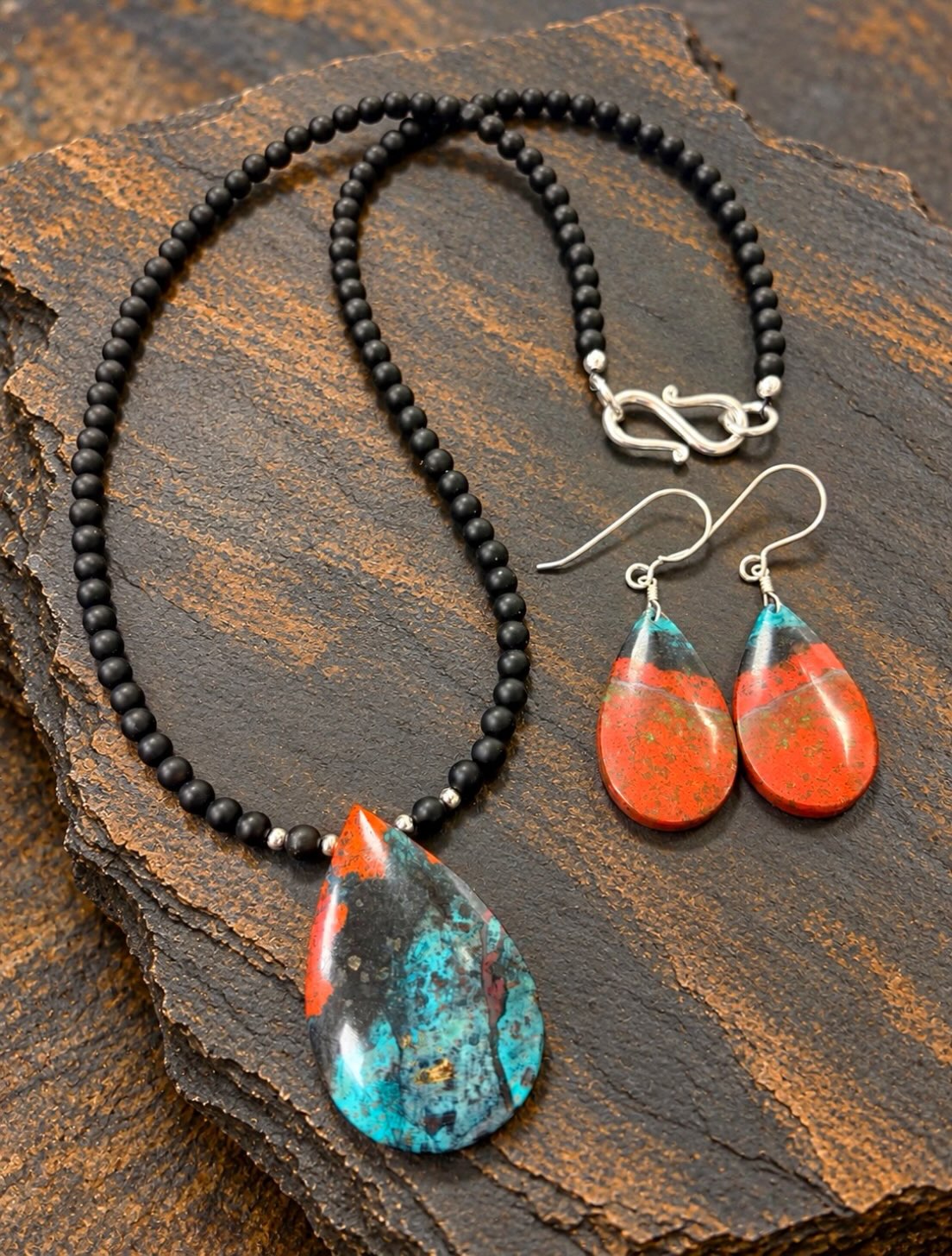 β€οΈπ€π
SONORAN SUNRISE CHRYSOCOLLA at its absolute finest triple color!
Top Quality RARE custom-cut Sonoran Sunrise set. DM me for details.π
#sonoransunrise #sonoransunrisechrysocolla #lapidaryjewelry #zacharybloomjewelry #falljewelry