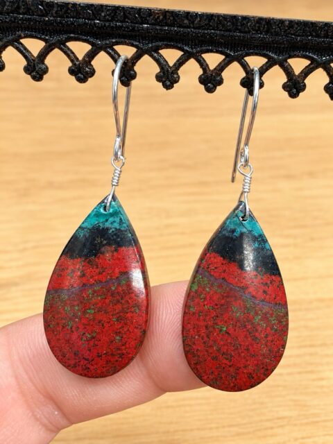 β€οΈπ€π
SONORAN SUNRISE CHRYSOCOLLA at its absolute finest triple color!
Top Quality RARE custom cut Sonoran Sunrise earrings. You can see the raw material I used to make these striking earrings in the second photo! DM me for details.π
#sonoransunrise #sonoransunrisechrysocolla #lapidaryjewelry #zacharybloomjewelry #falljewelry