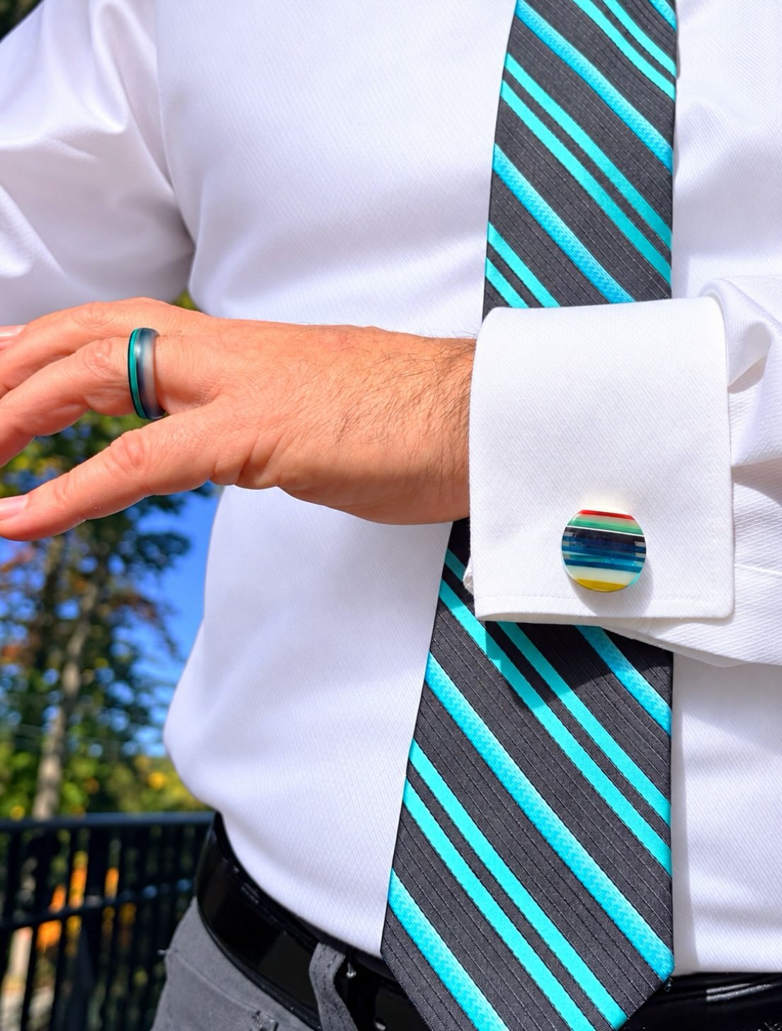πββοΈππββοΈ
CLASSY SURF-WEARβ¦
Custom hand-shaped recycled surfboard resin cufflinks & ring.
#surfite #cufflinkstyle #surfitejewelry #zacharybloomjewelry #resincufflinks