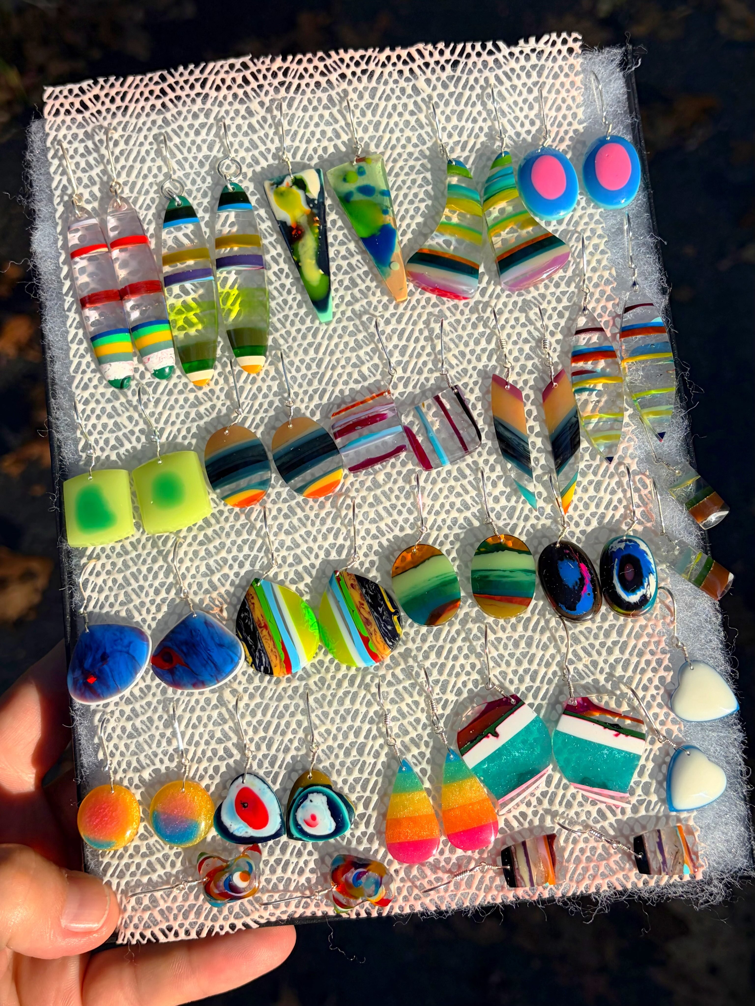 ππββοΈπββοΈ
All these SURFITE earrings are headed to California with my son & me this weekend!π
Hoping to find new homes for some of these beauties on the West Coast!
Weβre heading out to spend a week with my dad in Bodega, a quaint little town in Northern California, about an hour north of San Francisco, in the heart of Sonoma County wine country.π
Just down the road is Bodega Bay, home to a vibrant surfing community along the beautiful California coast.
Bringing a little piece of SURFITE back to where it all feels right at home!
π€π
#surfite #californiabound #surfinspired #bodegabay #zacharybloomjewelry