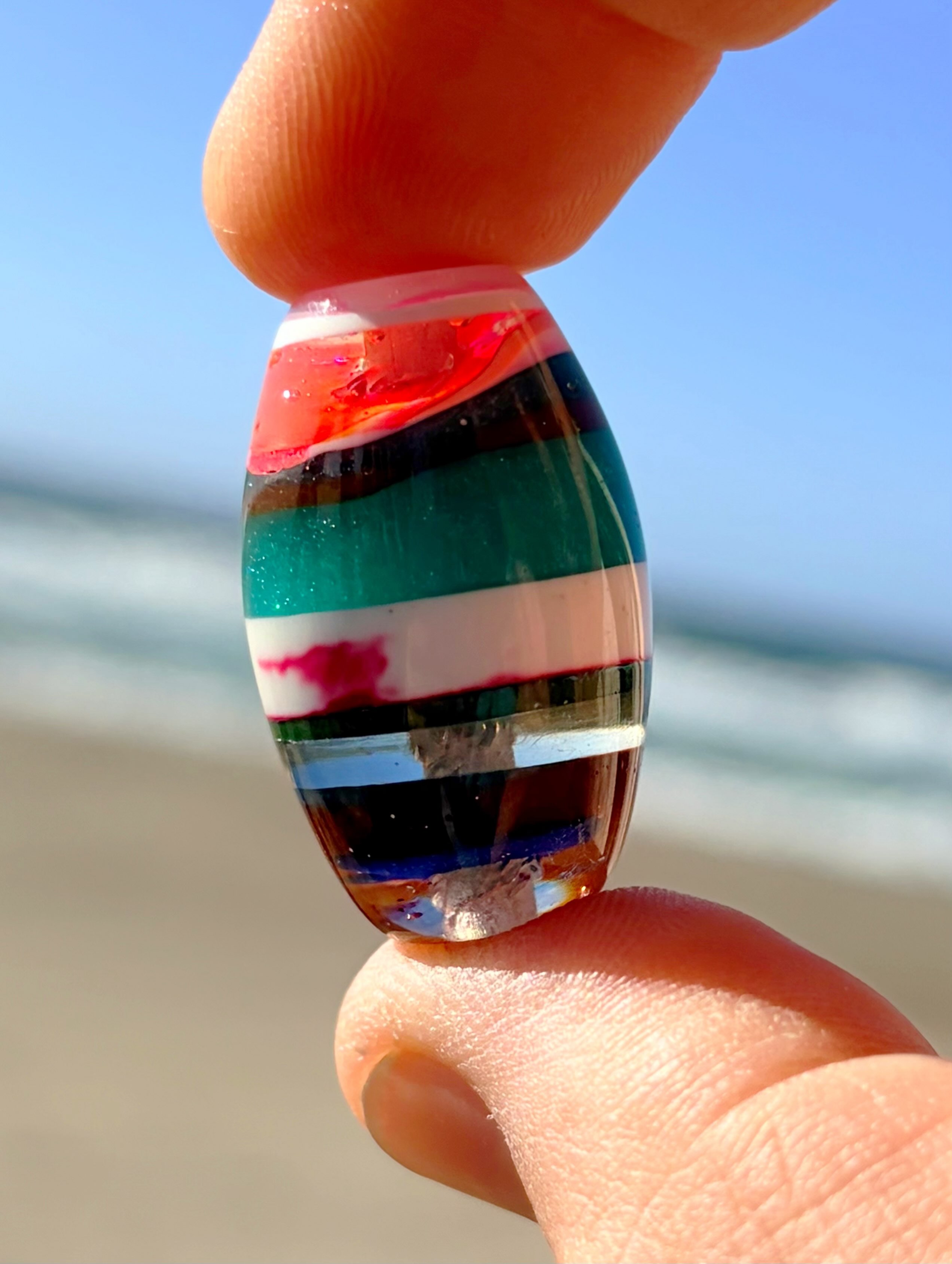 π±π±π±
The colors in this hand-shaped repurposed surfboard resin bead are absolutely outstanding!
That would make a fantastic centerpiece for your designs.π
#surfite #zacharybloomjewelry #surfbeads #handshapedsurfboards #surfiterough