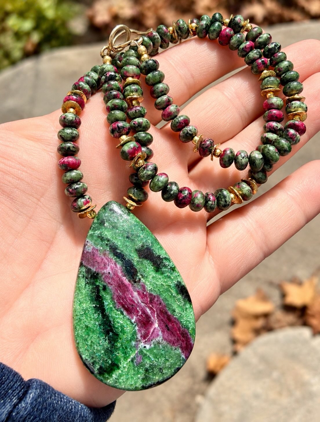 ππ©·π
Now thatβs a gorgeous design right there if I do say so myself.π€£
Top quality Tanzanian ruby in zoisite pendant with ruby in zoisite rondelles and 18kt gold vermeil accents. DM me for details on this one.π
#rubyinzoisitejewelry #rubyzoisitejewelry #rubyzoisitenecklace #zacharybloomdesigns #christmasjewelry