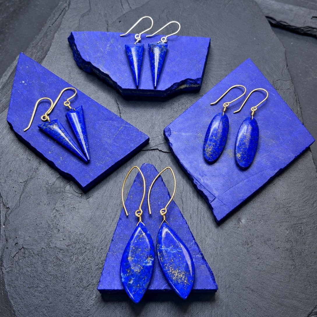 ππ±π
Absolutely stunning all natural custom cut lapis lazuli earrings. You can see the raw lapis I used to make these pairs. This particular lapis is considered some of the finest rough in the world coming from Mine 4 in Afghanistan.π¦π«
DM me for details if interested.
π
#lapislazuliearrings #lapislazuli #lapidaryrough #lapislazulirough #zacharybloomjewelry