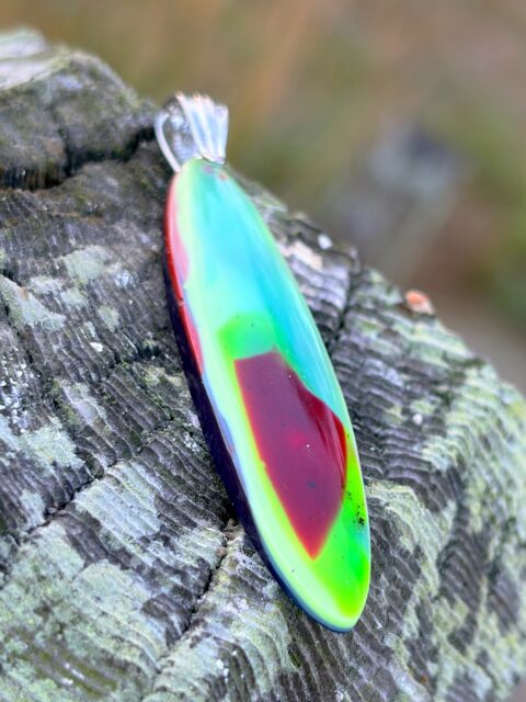 🏄🏄♂️🏄♀️
Beautiful hand-shaped SURFITE pendant in a classic longboard shape. This piece can be worn on either side actually. DM me to see a video of both sides.😍
#surfite #surfitependant #surfwear #zacharybloomjewelry #surfstone